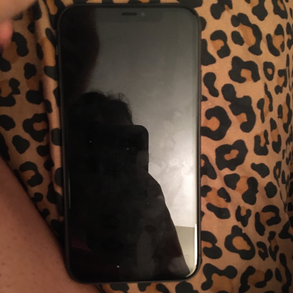 Hey I’m selling an black iPhone 11 yes it’s unlock - Picture 2 of 4